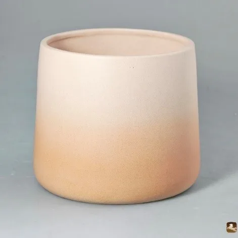 Ceramic vessel with an ombre spray glaze